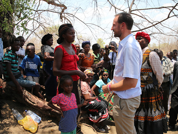 Crown Prince Haakon visits the village of Kazungula in Zambia to learn how climate change is affecting the industrial base. Photo: Stein J. Bjørge.